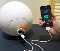 Un calcio energetico al pallone che produce energia giocando