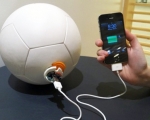Un calcio energetico al pallone che produce energia giocando